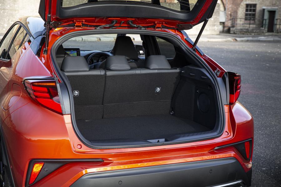 Багажник Toyota C-HR Hybrid Orange Edition 2019 года  (UK) (фото 14 из 34)